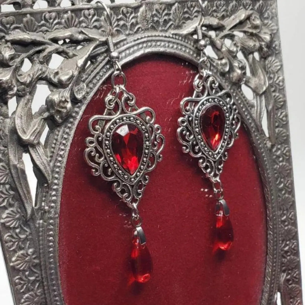Romance Victorian Baroque Lace Teardrop-shaped Red Rhinestone Tassel Dangle Earrings for Women Halloween Vampire Bride Jewelry
